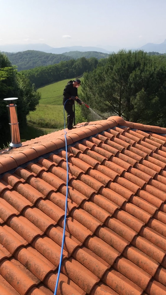 Démoussage toiture Ariège - Traitement hydrofuge toiture Couserans - Saint-Girons